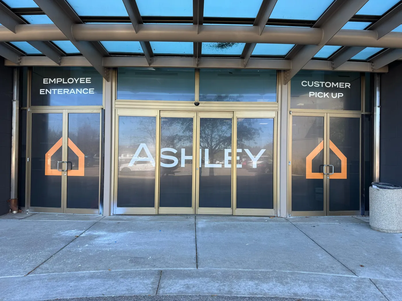 Ashley Furniture – Entrance window vinyl